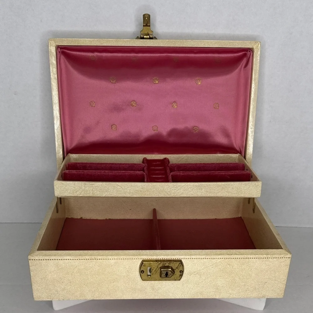 Vintage 1970's Cream and Gold Leaf Pattern Faux Leather Jewelry Box no key